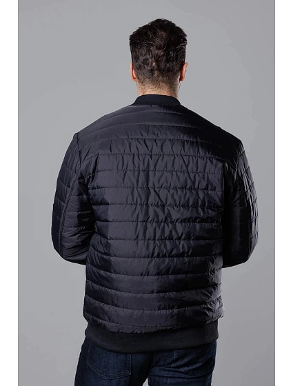Černá prošívaná pánská bunda typu "bomber" model 18344854 - J.STYLE Černá prošívaná pánská bunda typu "bomber" model 18344854 - J.STYLE