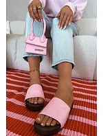 Ženské pantofle s zlatými sponami Růžové model 21937768 - Boto