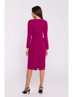 S376 Šaty v ceruzke s asymetrickým výstrihom - slivka