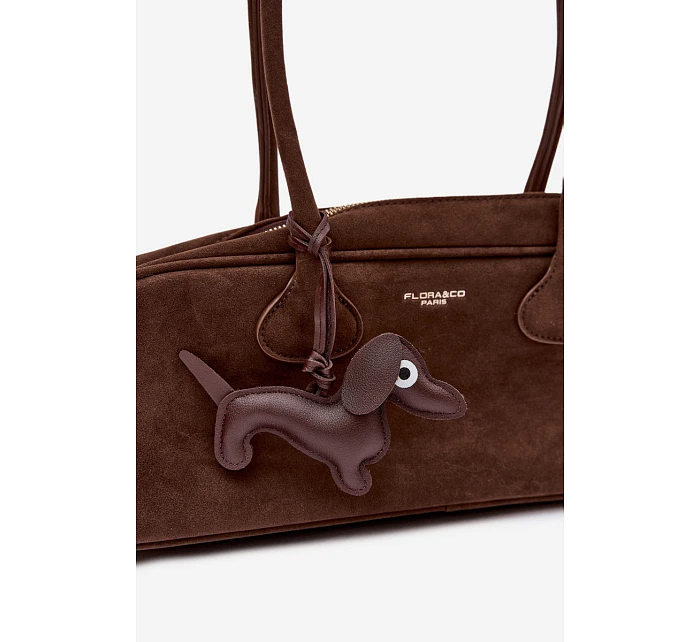 Hnědá baguette kabelka z imitace semiše s přívěskem jezevčík Annette