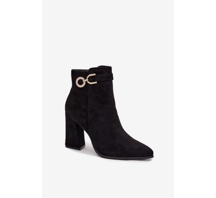 Dámska zateplená členková obuv z eko semišu na stĺpiku so zdobením - čierna Lymall Dámska zateplená členková obuv z eko semišu na stĺpiku so zdobením - čierna Lymall