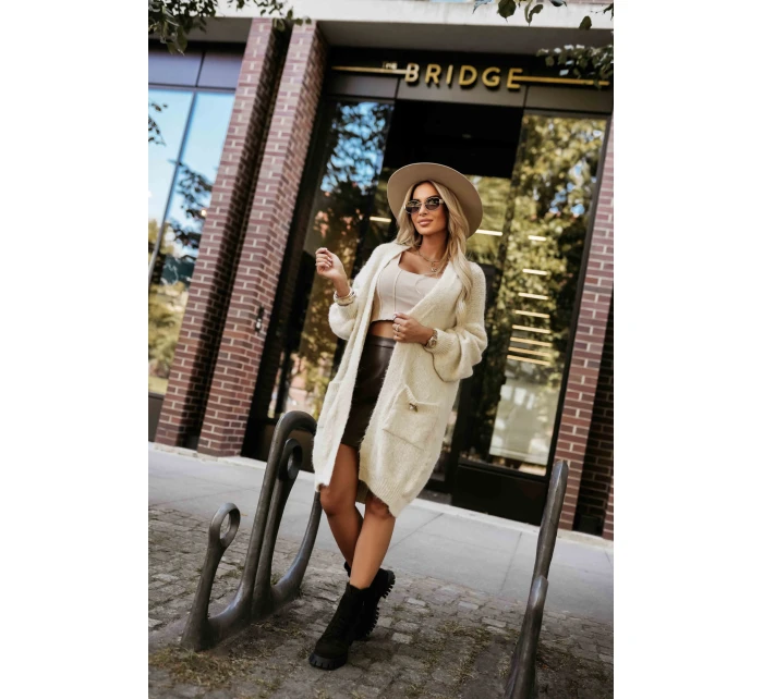 628-1 Módny oversize sveter s ozdobnou brošňou a praktickými vreckami - béžový 628-1 Módny oversize sveter s ozdobnou brošňou a praktickými vreckami - béžový