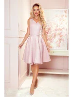 Pudrově růžové dámské rozšířené šaty s brokátem a s výstřihem ve tvaru srdce model 17055603 - numoco Pudrově růžové dámské rozšířené šaty s brokátem a s výstřihem ve tvaru srdce model 17055603 - numoco