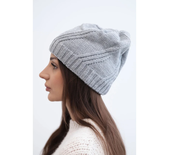 Dámska zimná vlnená čiapka s geometrickým vzorom a jemným leskom K401 svetlo sivá Dámska zimná vlnená čiapka s geometrickým vzorom a jemným leskom K401 svetlo sivá