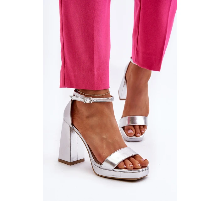 Modne Zamszowe Sandałki Na Kwadratowym Obcasie Srebrne Merila Modne Zamszowe Sandałki Na Kwadratowym Obcasie Srebrne Merila