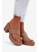 Dámské nazouváky na sloupkovém podpatku se zlatým detailem tmavě béžové model 22037686 - Boto