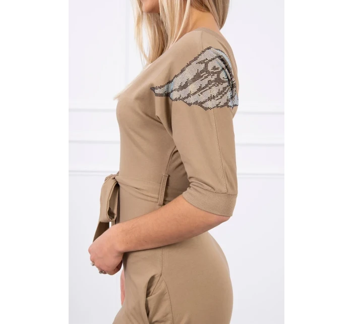 Šaty s krídlami na ramenách ťavia Šaty s krídlami na ramenách ťavia