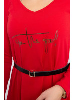 Šaty s ozdobným pásikom a červeným nápisom