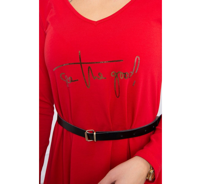 Šaty s ozdobným pásikom a červeným nápisom