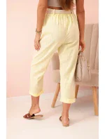Dámské model 21035583 kalhoty s bavlnou a páskem žluté - K-Fashion
