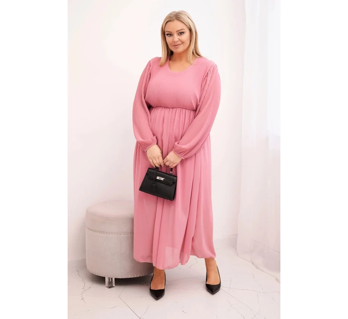 Dámska nadrozmerná skladaná sukňa z viskózy a dlhými rukávmi v tmavoružovej farbe