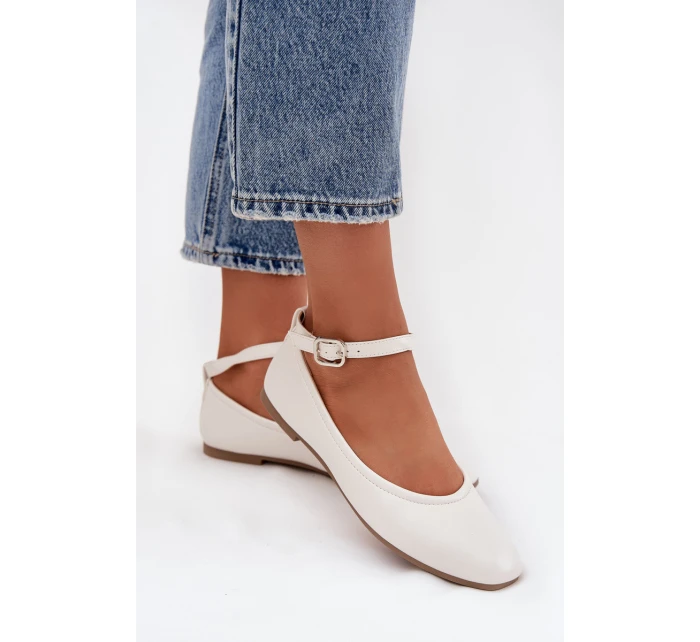 Dámské baleríny s a sponou bílé model 21747601 - Boto