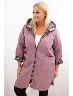 Dámska zimná prešívaná bunda s leopardou podšívkou a kapucňou v tmavoružovej farbe