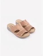 Designové dámské nazouváky model 20987037 na plochém podpatku Designové dámské nazouváky model 20987037 na plochém podpatku