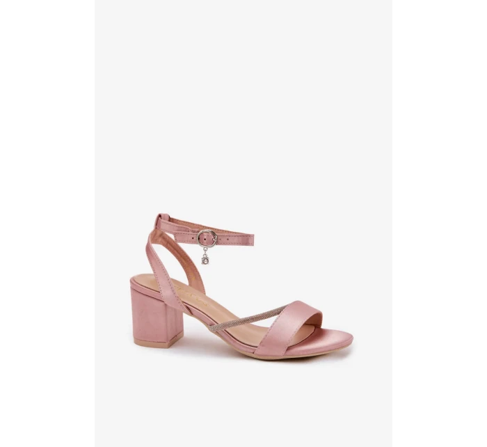 Sandále na podpätku model 213010 Vykročte štýlovo