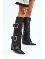 Kozačky ke kolenům na klínu s ohrnutým svrškem a sponami model 21677855 - Boto
