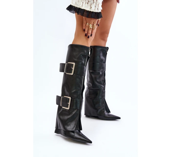 Kozačky ke kolenům na klínu s ohrnutým svrškem a sponami model 21677855 - Boto