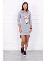 Šaty s dlhším chrbtom a farebnou potlačou šedej farby Šaty s dlhším chrbtom a farebnou potlačou šedej farby