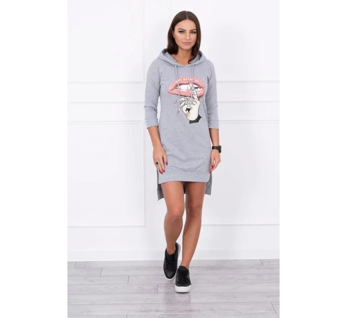 Šaty s dlhším chrbtom a farebnou potlačou šedej farby Šaty s dlhším chrbtom a farebnou potlačou šedej farby