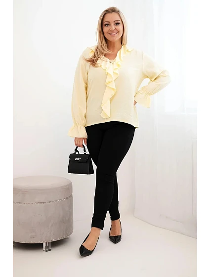 Dámská viskózová blůza Plus Size s volánem a ozdobnou broží žlutá