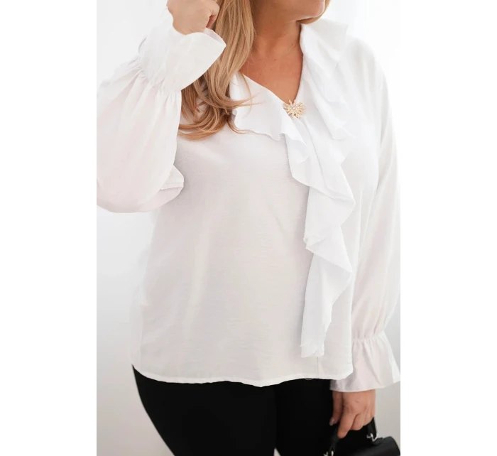 Dámská viskózová blůza Plus Size s volánem a ozdobnou broží bílá
