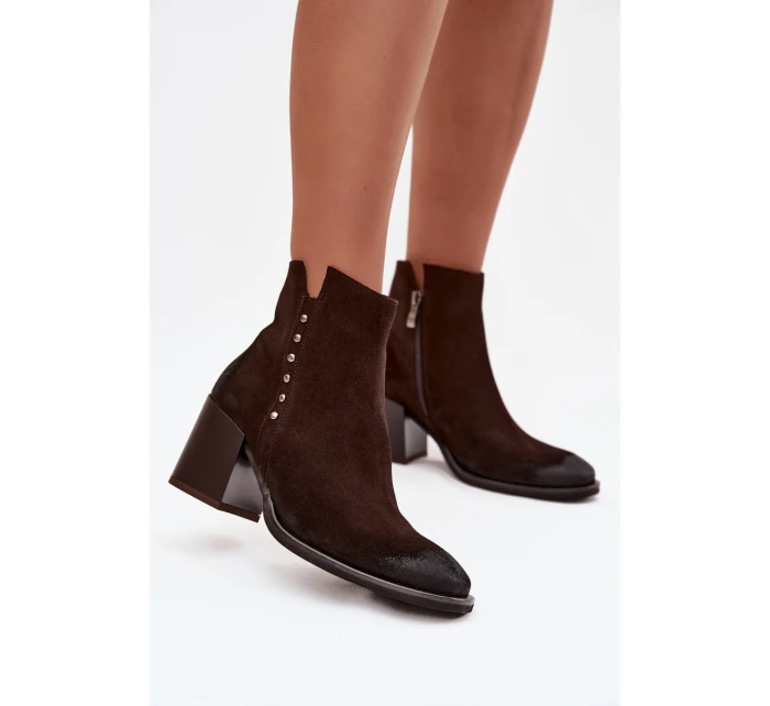 Dámské kotníkové boty z přírodního semiše na podpatku model 21713301 čokoládové - Zazoo
