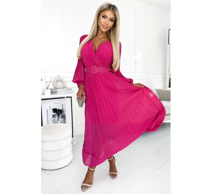 KLARA Dámské plisované šaty ve fuchsiové barvě s výstřihem a opaskem model 18389581 - numoco basic KLARA Dámské plisované šaty ve fuchsiové barvě s výstřihem a opaskem model 18389581 - numoco basic