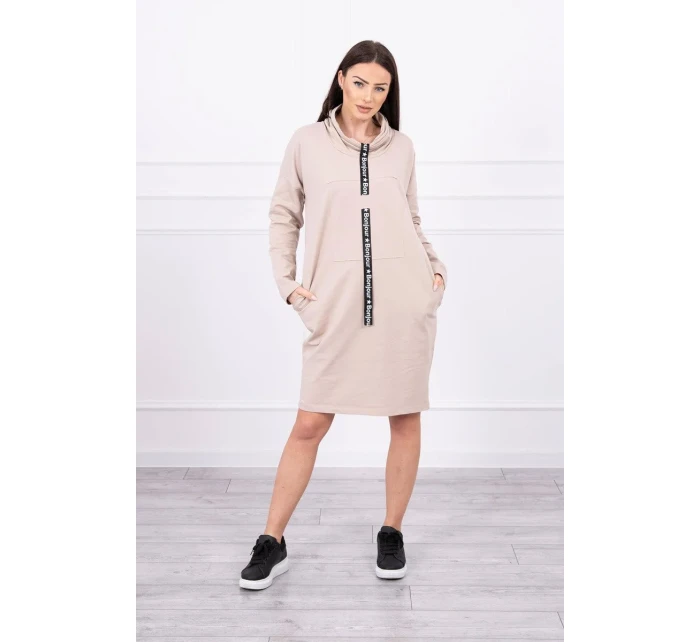 Šaty s kravatou ve světle béžové barvě Šaty s kravatou ve světle béžové barvě