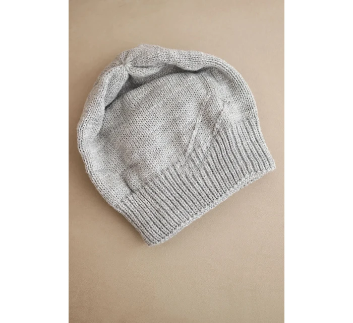 Dámská zimní čepice s vlnou a žebrovaným pletením model 21783081 šedá - K-Fashion Dámská zimní čepice s vlnou a žebrovaným pletením model 21783081 šedá - K-Fashion