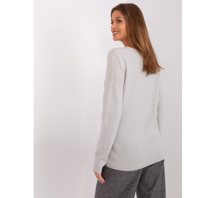 Svetlo šedý dámsky sveter s klasickým výstrihom