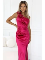 Dlouhé saténové šaty na jedno rameno s růží a rozparkem | Růžová model 21097872 - numoco basic