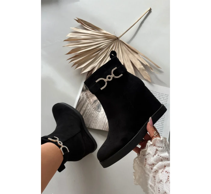 Botki Damskie Na Koturnie Z Ozdobnym Detalem Czarne Marivana