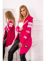 Fuchsiový plášť s nápismi