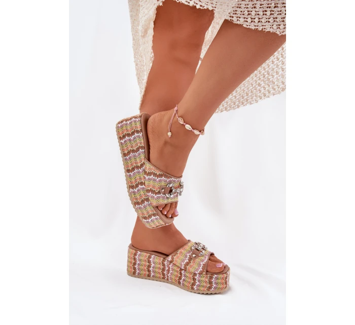 Klapki Damskie Na Koturnie Z Plecionką I Ozdobą Multikolor Isolene Klapki Damskie Na Koturnie Z Plecionką I Ozdobą Multikolor Isolene