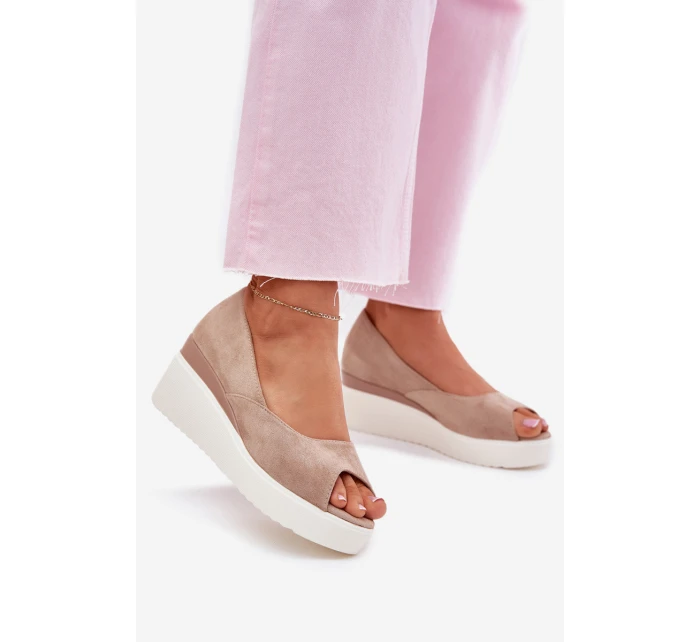 Dámské sandály na klínu z eko semiše béžové model 21702475 - Boto Dámské sandály na klínu z eko semiše béžové model 21702475 - Boto