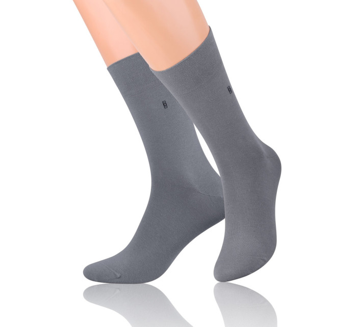Hladké pánske ponožky s jemným vzorom 056