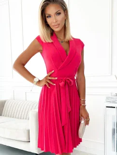 Dámské plisované šaty v malinové barvě s přeloženým obálkovým výstřihem model 17603794 - numoco