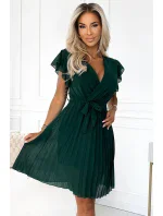 Dámské šifonové plisované šaty v lahvově zelené barvě s výstřihem a volánky model 20524032 - numoco basic