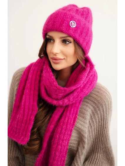 Dámská souprava čepice a dlouhý šál z měkké příze fuchsie Dámská souprava čepice a dlouhý šál z měkké příze fuchsie
