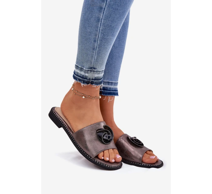 Klapki Damskie Na Płaskim Obcasie Z Ozdobnym Detalem KV51-007 Grafitowe