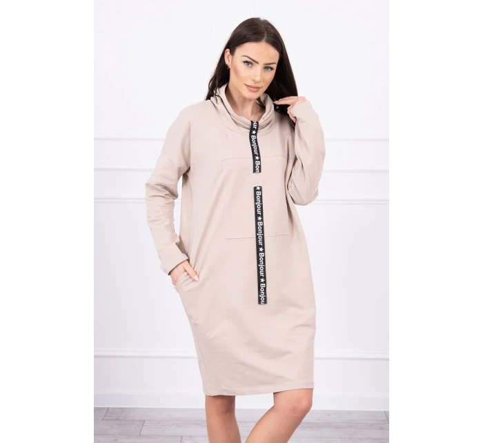 Šaty s kravatou ve světle béžové barvě Šaty s kravatou ve světle béžové barvě