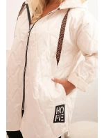 Dámska prešívaná bunda s kapucňou a nápisom HOPE v svetlej béžovej farbe Dámska prešívaná bunda s kapucňou a nápisom HOPE v svetlej béžovej farbe