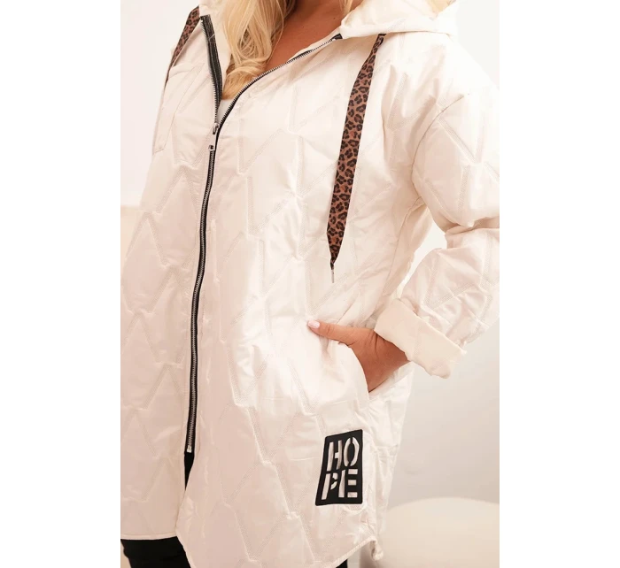 Dámska prešívaná bunda s kapucňou a nápisom HOPE v svetlej béžovej farbe Dámska prešívaná bunda s kapucňou a nápisom HOPE v svetlej béžovej farbe