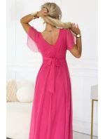 Dlouhé šaty s výstřihem, kosticemi a krátkými rukávy model 21955756 - numoco basic Dlouhé šaty s výstřihem, kosticemi a krátkými rukávy model 21955756 - numoco basic