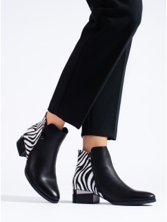Štýlové čierne členkové topánky na plochom podpätku pre ženy