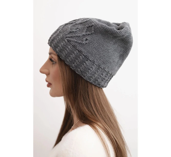 Dámská zimní čepice vlněná s ozdobným grafitová model 21866352 - K-Fashion Dámská zimní čepice vlněná s ozdobným grafitová model 21866352 - K-Fashion