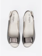 Moderné sivé a strieborné sandále pre ženy na klinoch Moderné sivé a strieborné sandále pre ženy na klinoch