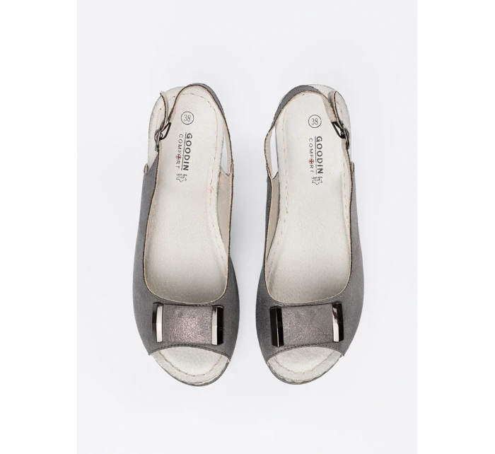 Moderné sivé a strieborné sandále pre ženy na klinoch Moderné sivé a strieborné sandále pre ženy na klinoch