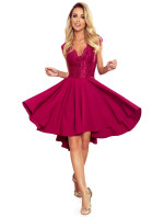 Dámské šaty ve vínové bordó barvě s delším zadním dílem a krajkovým výstřihem model 8224471 - numoco