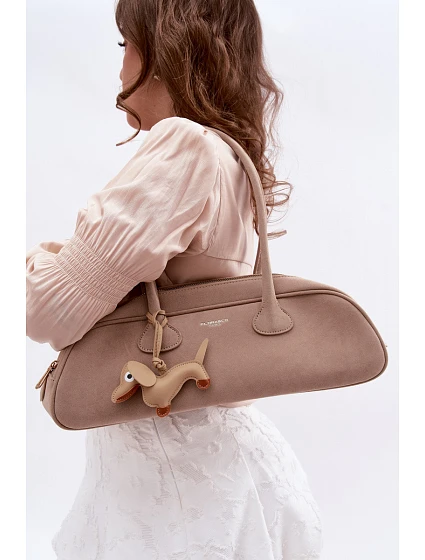 kabelka z imitace semiše s přívěskem Béžová model 22111640 - Flora&Co kabelka z imitace semiše s přívěskem Béžová model 22111640 - Flora&Co